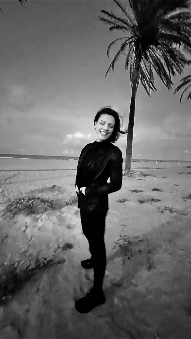 Persona en la playa al atardecer.